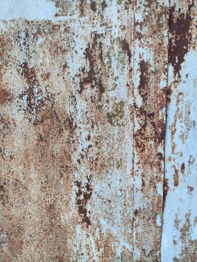 Aşınmış metal zemin. Paslı, beyaz, metal bir duvar. Paslı metal arka planda pas izleri var. Pas lekeleri. Metal yüzey paslanmış lekeler. Paslanmış aşınma.