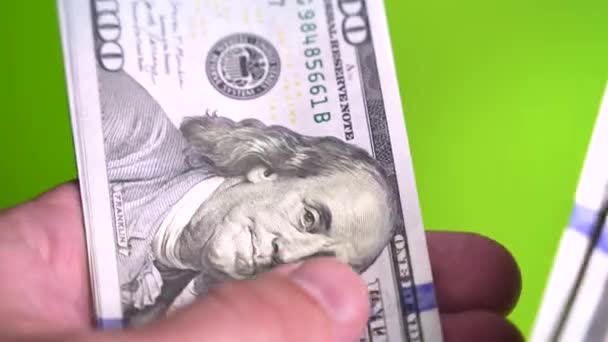 手の垂直ビデオは100ドルのアメリカドルを数えています 現金の紙幣 ブライアンと腐敗の概念 金融と投資について 100枚の紙幣を交換する オーバーヘッドトップビュー リッチ リッチ — ストック動画