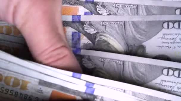 Вертикальное Видео Руки Считает Wad 100 Американских Долларов Денег Банкноты — стоковое видео