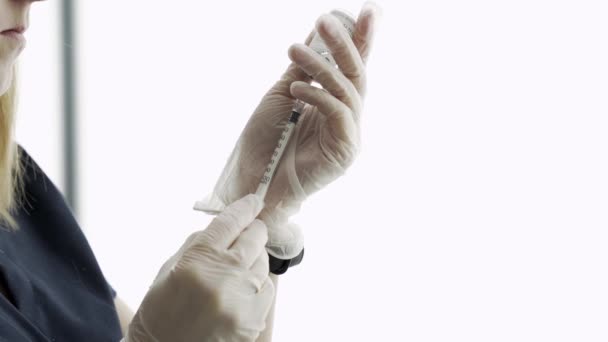 ベーガン医師の手を閉じたショットは 注射器にボトックスを描き 注射する準備をします 色補正された4Kショット 美容技術コンセプト — ストック動画