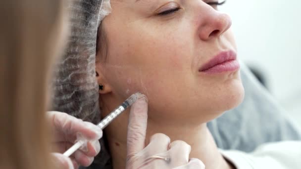 Lekarz Kosmetyk Wykonuje Wstrzyknięcie Botoksu Kość Policzkową Młodej Pięknej Kobiety — Wideo stockowe