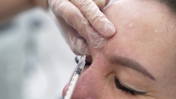 Médico Esteticista Faz Injeção Botox Testa Jovem Mulher Bonita Extremo — Vídeo de Stock
