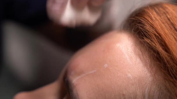 Beautician Arts Maakt Botox Injectie Het Voorhoofd Van Jonge Mooie — Stockvideo