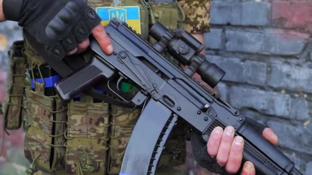 乌克兰军队 卡拉什尼科夫步枪和瞄准镜 枪管的特写 乌克兰士兵手持步枪 近距离射击 — 图库视频影像