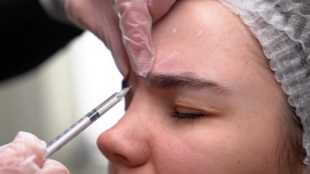 Lekarz Kosmetyk Wykonuje Wstrzyknięcie Botoksu Czoło Młodej Pięknej Kobiety Ekstremalne — Wideo stockowe