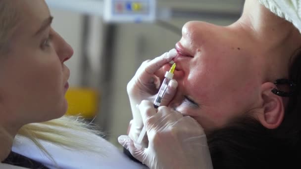 Vertikalt Skott Kosmetolog Läkare Gör Botox Injektion Läpparna Ung Vacker — Stockvideo