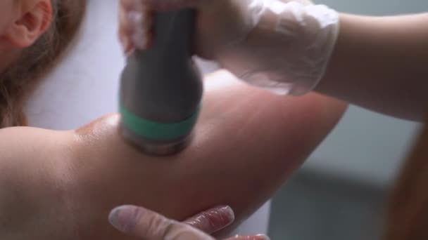 Modern Kozmetoloji Kliniğinde Kriyolipolisis Yağ Tedavisi Prosedürü Genç Kadın Elinin — Stok video