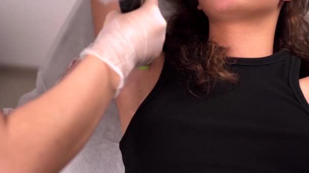 Professionele Cosmetoloog Doet Oksel Laser Epilatie Bij Jonge Vrouw Schoonheidssalon — Stockvideo