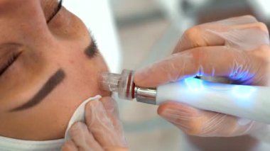 Profesyonel kozmetolojistin dikey videosu bir kadına hidropeeling uyguluyor. Cilt bakımı. Yüksek kalite 4K görüntü. Cilt bakımı ve güzellik kavramı.
