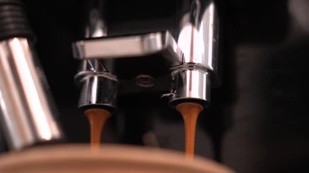 Detailní Záběr Nalévání Kávového Proudu Stroje Šálku Čerstvá Mletá Káva — Stock video