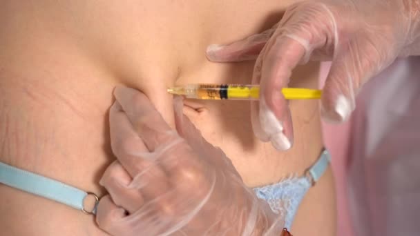Suntikan Vertikal Injeksi Lipolittik Bawah Kulit Dengan Jarum Suntik Jarak — Stok Video