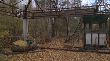 Pripyat 'ın hayalet kasabasında, radyoaktif Çernobil Yasaklama Bölgesi' nde çarpışan arabalarla çürümüş Autodrome. İHA alçaktan uçuyor, 4k hava görüntüsü.