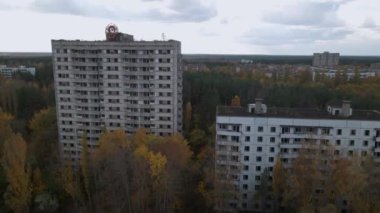 Terk Edilmiş Eski Binalar Hayalet Şehir Pripyat, Ukrayna - Çernobil Felaket Yasaklama Bölgesi - 4k hava aracı görünümü