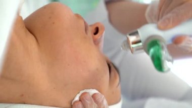 Profesyonel kozmetolojistin dikey videosu bir kadına hidropeeling uyguluyor. Cilt bakımı. Yüksek kalite 4K görüntü. Cilt bakımı ve güzellik kavramı.