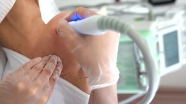 Profesyonel kozmetolojistin dikey videosu bir kadına hidropeeling uyguluyor. Cilt bakımı. Yüksek kalite 4K görüntü. Cilt bakımı ve güzellik kavramı.