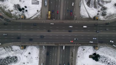 Yol ayrımının hava aracı görüntüsü, büyük araba kavşağı. Hava yolu kavşağı, 4K 'lık görüntü düzeltildi. Kış, Kyiv, Ukrayna
