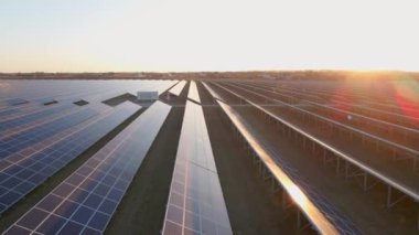 Güneş panellerinin havadan görünüşü tarlalarda sıralanır. Güç ekolojisi yenilikçiliği. Çevre çevre çevre yeşil enerji yeniliği.