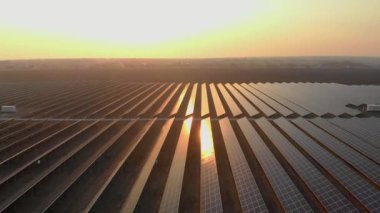 Güneş panellerinin havadan görünüşü tarlalarda sıralanır. Güç ekolojisi yenilikçiliği. Çevre çevre çevre yeşil enerji yeniliği.