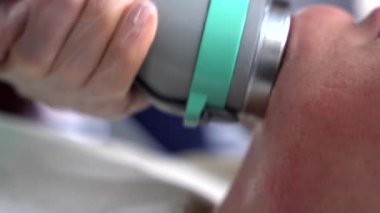 Modern kozmetoloji kliniğinde kriyolipolisis yağ tedavisi prosedürü. Cerrahi olmayan liposakşın genç kadın çenesine. Güzellik konsepti. 4K görüntüsünü kapat.