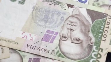 Ukrayna Hryvnia dönüşümlü olarak yaklaşıyor. 500 hryvnia nominal. Ukrayna 'daki mali kriz, Hryvnia' nın dolar kuruna düşüşü