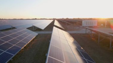 Güneş panellerinin insansız hava aracı görüntüsü, enerji ekolojisi yenilikleri çevre yeşil enerji yenilikleri güneş çiftliği ortamında sıralanır.