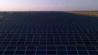 Güneş panellerinin insansız hava aracı görüntüsü, enerji ekolojisi yenilikleri çevre yeşil enerji yenilikleri güneş çiftliği ortamında sıralanır.