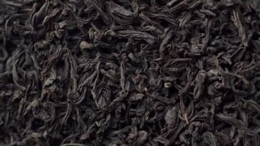 Bir kafe ya da restoran için arka plan, tabağa serpiştirilmiş siyah yaprak çayı ve yakın çekim, Hint ya da Çin çay reklamı.