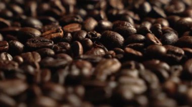 Dönüşümlü kahve çekirdekleri yakın çekim. - Kahve. Canlandırıcı bir içki. Kopi luwak kahve çekirdeği dokusu