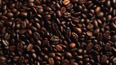 Dönüşümlü kahve çekirdekleri yakın çekim. - Kahve. Canlandırıcı bir içki. Kopi luwak kahve çekirdeği dokusu