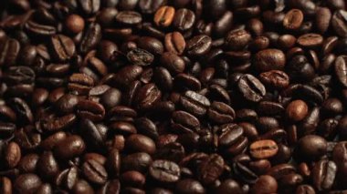 Dönüşümlü kahve çekirdekleri yakın çekim. - Kahve. Canlandırıcı bir içki. Kopi luwak kahve çekirdeği dokusu