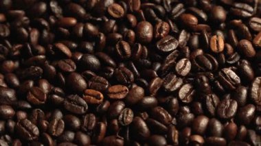Dönüşümlü kahve çekirdekleri yakın çekim. - Kahve. Canlandırıcı bir içki. Kopi luwak kahve çekirdeği dokusu