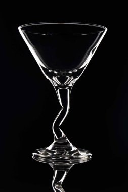 Foto de prodüksiyon a copa de forma rara con fondo negro