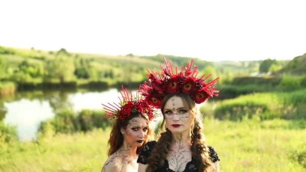 Красивые Женщины Ведьмы Длинных Красных Черных Платьях Цветы Обруч Ходить — стоковое видео