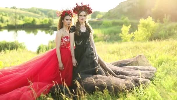 Belles Femmes Sorcières Longues Robes Rouges Noires Fleurs Cerceau Promenade — Video