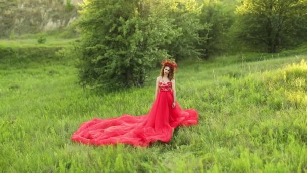 Piękna Kobieta Czarownica Długich Czerwonych Sukienka Kwiaty Obręcz Odkryty Santa — Wideo stockowe