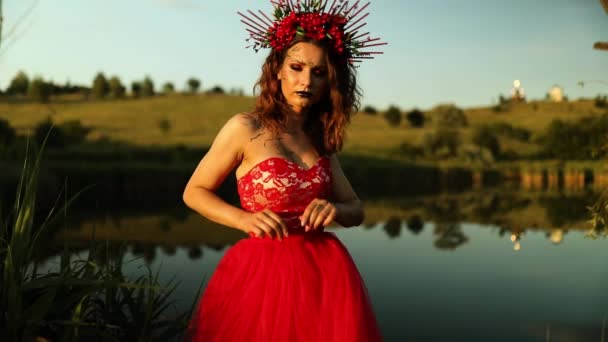 Belle Femme Sorcière Robe Longue Rouge Fleurs Cerceau Jeter Sort — Video