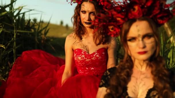 Belles Femmes Sorcières Longues Robes Rouges Noires Fleurs Cerceau Plein — Video