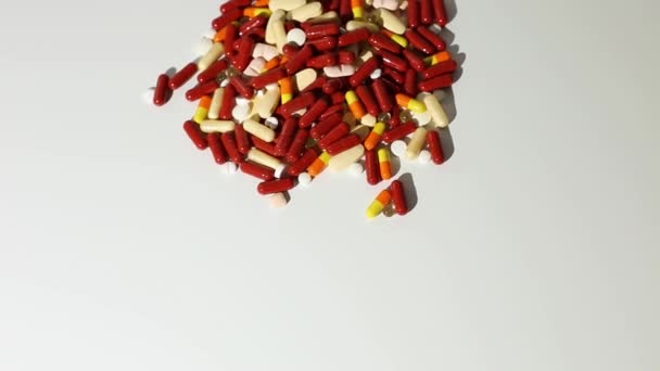 Rotação Pílulas Coloridas Diferentes Drogas Médicas Fundo Branco Com Sombra — Vídeo de Stock