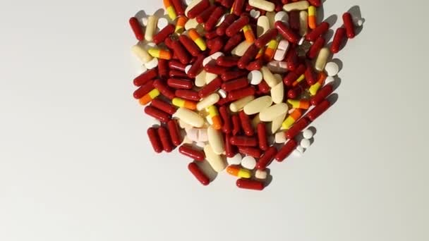 Rotace Různé Barevné Pilulky Lékařské Léky Bílém Pozadí Tvrdým Stínem — Stock video