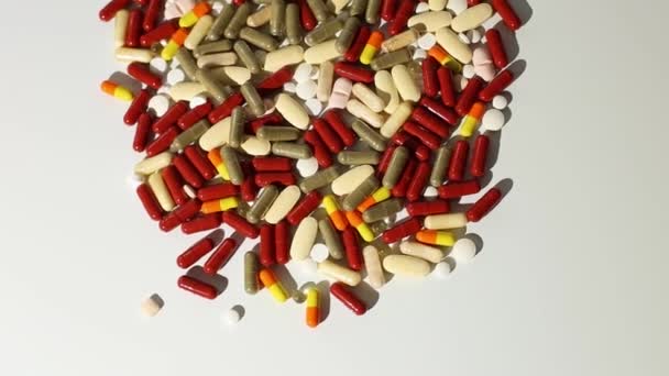 Rotatie Verschillende Kleurrijke Pillen Medische Drugs Witte Achtergrond Met Harde — Stockvideo