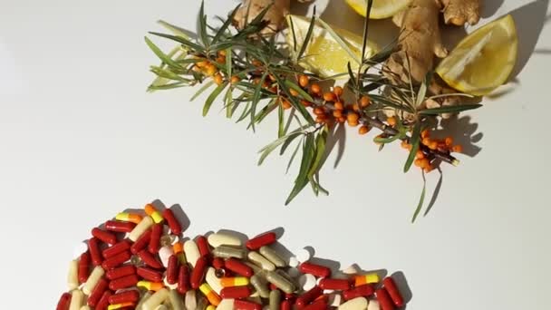 Rotace Alternativní Prostředky Tradiční Pilulky Léčbě Nachlazení Chřipky Bílém Pozadí — Stock video