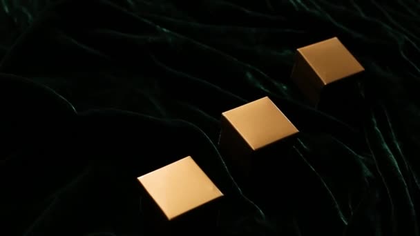 Περιστροφή Του Χρυσού Κουτιά Δώρο Για Λάμψη Βελούδο Πράσινο Φόντο — Αρχείο Βίντεο