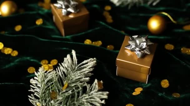 旋转的金色礼品盒 上有银丝带 明亮的天鹅绒绿色背景 圣诞装饰 复制空间 结婚和圣诞 — 图库视频影像