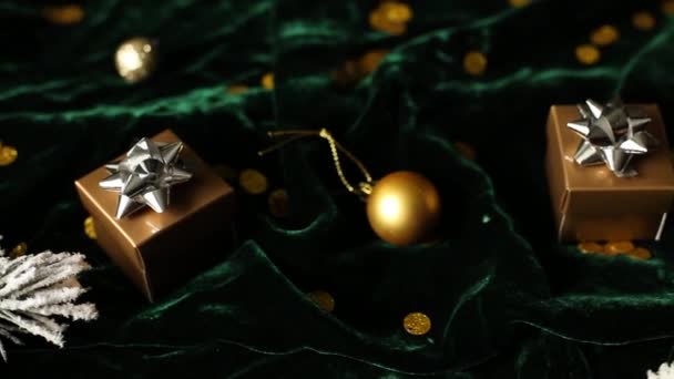 Rotatie Gouden Geschenkdozen Met Zilveren Lint Glanzende Velours Groene Achtergrond — Stockvideo