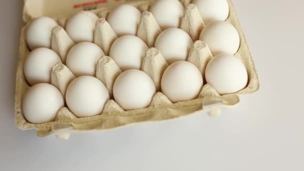 Περιστροφή Χαρτονιού Λευκά Αυγά Λευκό Φόντο Βιολογικό Προϊόν Συσκευασίας Αυγών — Αρχείο Βίντεο
