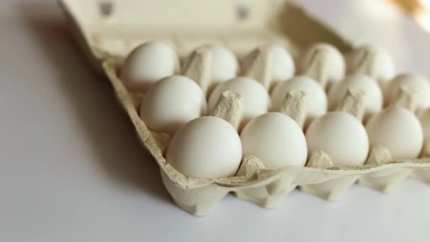Rotacja Pudełka Tekturowego Białymi Jajami Białym Tle Organiczny Produkt Pakowania — Wideo stockowe
