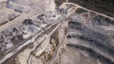 Eğri Ovası 'ndaki maden ocakları, çıkıntılar, endüstriyel taş ocakları, madencilik açık çukurunda çalışan ağır endüstriyel makineler..