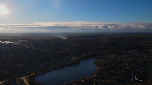 朝日の光 太陽の光 雲の美しい村や湖の風景を通して輝くフレア — ストック動画