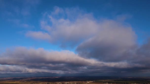 Morgendliches Sonnenaufgangslicht Sonnenstrahlen Fackeln Die Durch Wolken Scheinen Wunderschöne Dorf — Stockvideo
