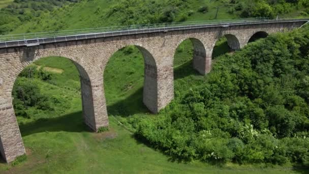 Vista Aérea Viejo Viaducto Ferroviario Puente Ferroviario Austro Húngaro Pueblo — Vídeo de stock